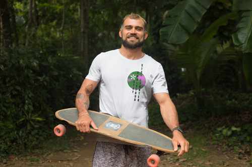 Мужчина держит скейтборд