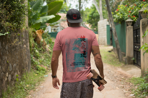 Человек стоит в лесу