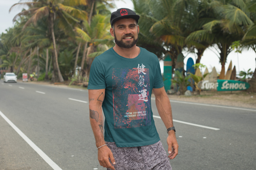 Мужчина в футболке, которого видно наполовину 