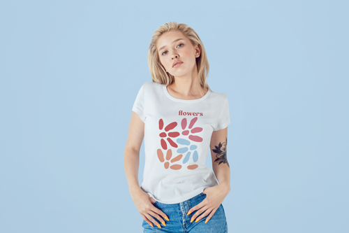 Mulher Posando de Frente com uma Camiseta