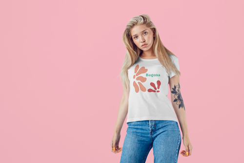 Mulher Vestindo uma Camiseta Meia Vista