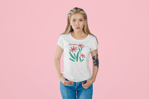 Mulher Vestindo uma Camiseta com Jeans