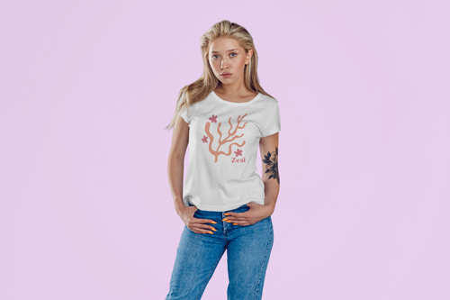 Mulher de Pé com as Mãos nos Bolsos