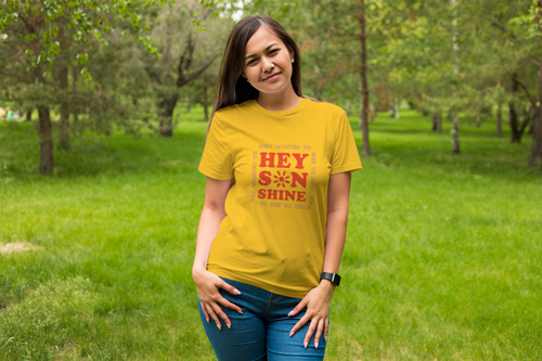 Tシャツを着ている女性、半面