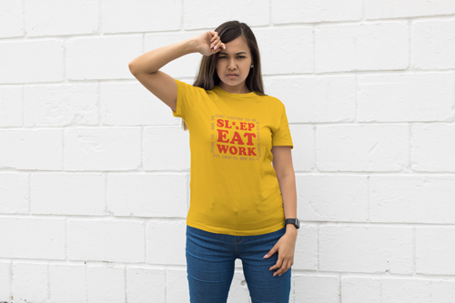 ジーンズにTシャツを着ている女性