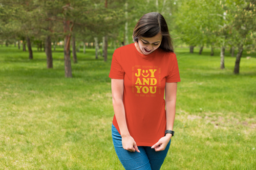 カジュアルな服を着ている女性