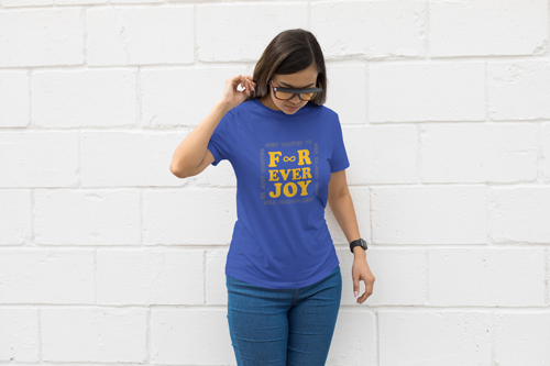 サングラスをかけて下を向いている女性