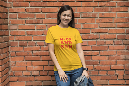 カメラに向かって微笑む女性