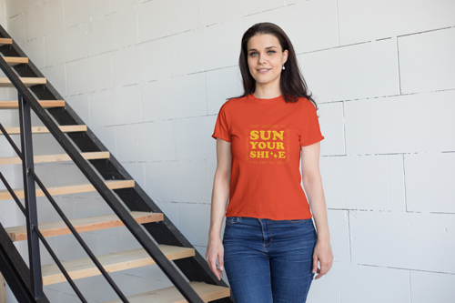 スタジオでポーズをとる女性