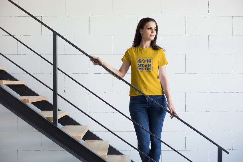 階段でポーズをとる女性