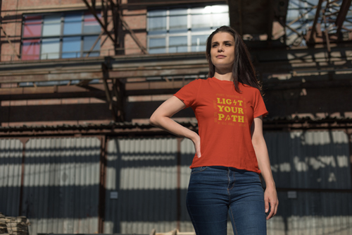 Tシャツを見せる女性