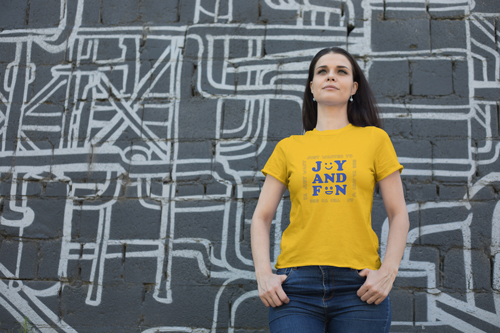 ポケットに手を入れてポーズをとる女性