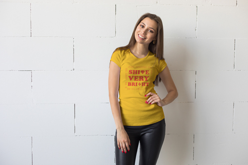 スタジオで微笑む女性