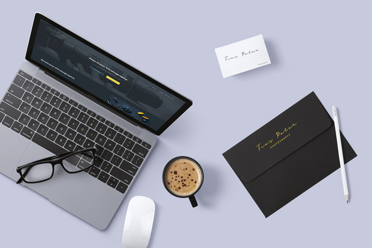 Moderner Arbeitsbereich mit einem Marken-Set