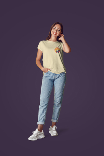 Frau im Freizeitoutfit