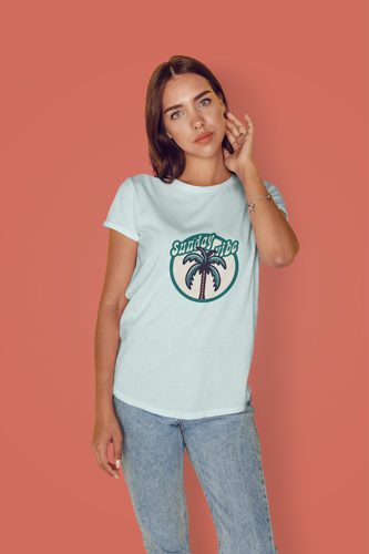 Frau in einem trendigen Outfit Halbansicht