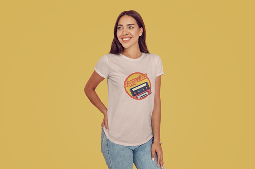 Frau lächelt in einem Studio