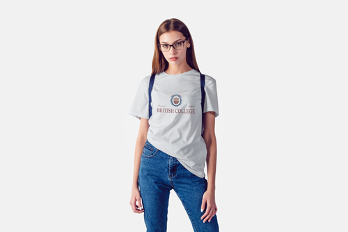 امرأة بقميص تواجه الكاميرا