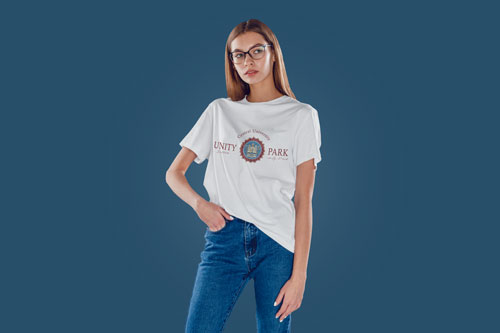 امرأة بمقيص تقف للتصوير أمام الكاميرا