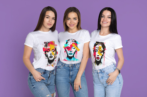 Женщины улыбаются в камеру