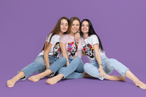 Компания девушек обнимается