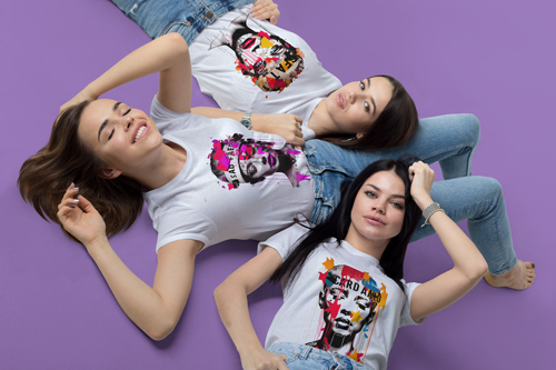 Женщины в футболках, вид сверху