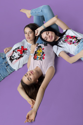 Женщины позируют в студии