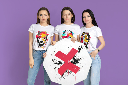 Девушки держат плакат, вид спереди