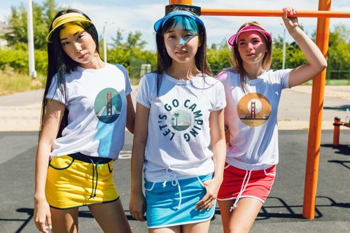 3 girls in T-shirts Posing in Outdoors