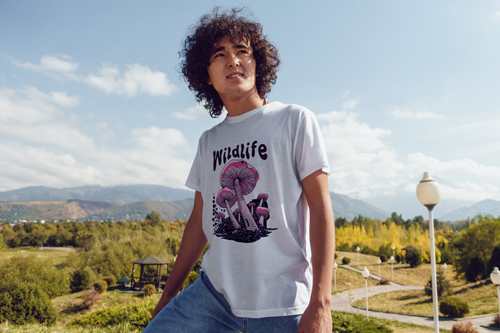 Hombre con una camiseta mirando hacia un lado