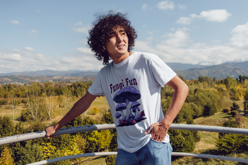 Hombre con una camiseta posando para la cámara