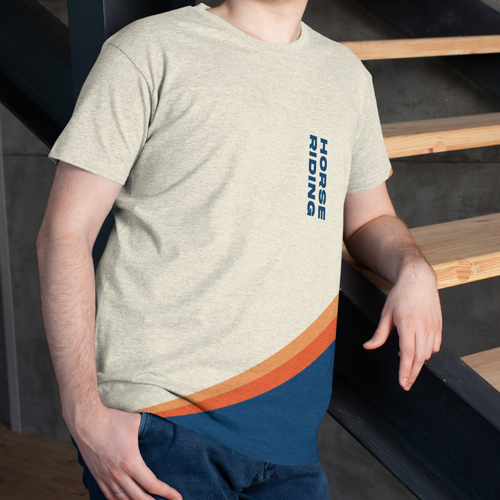 Мужчина в футболке опирается на лестницу