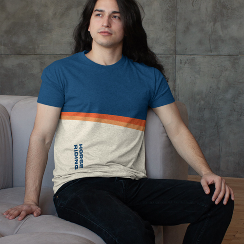 Мужчина в футболке сидит на диване