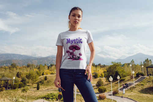 Mujer con una camiseta mirando a la cámara