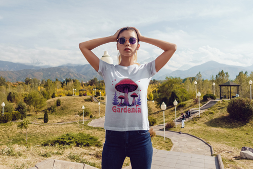 Mujer con una camiseta frente a la cámara