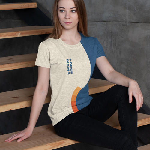 Женщина в футболке сидит на лестнице