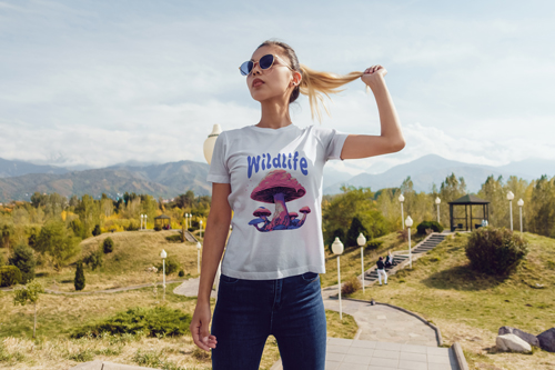 Mujer con una camiseta haciendo una pose