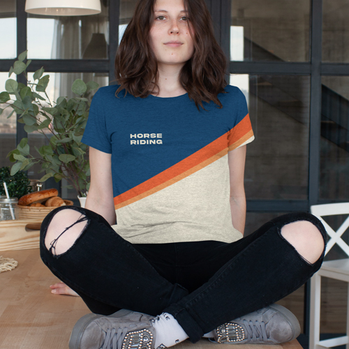 Женщина в футболке сидит на полу