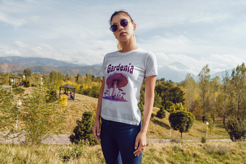 Mujer con una camiseta en paisaje natural