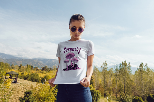 Mujer mirando su camiseta