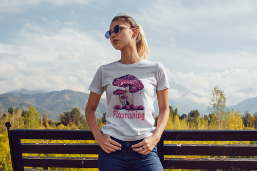 Mujer con una camiseta mirando hacia un lado