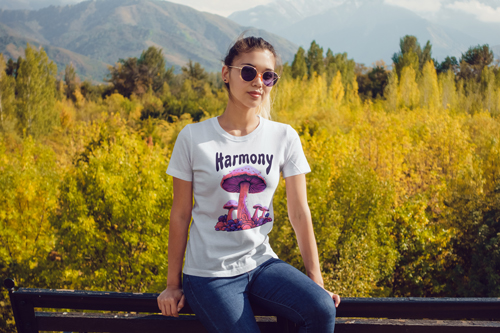 Mujer con una camiseta en un paisaje natural