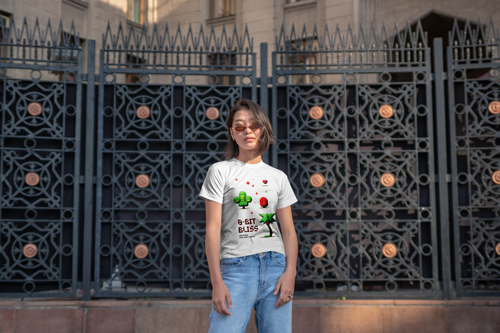 Mujer vistiendo una camiseta mirando a la cámara