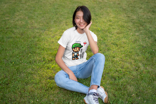 Mujer vistiendo una camiseta sentada en el suelo