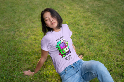Mujer vistiendo una camiseta posando para la cámara