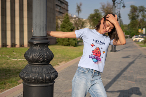 Mujer vistiendo una camiseta con un fondo urbano