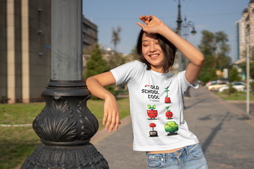 Mujer en una camiseta apoyada contra una columna