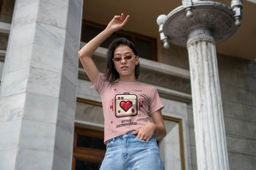 Mujer vistiendo una camiseta haciendo una pose con las manos