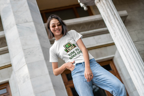 Mujer vistiendo una camiseta posando para la cámara