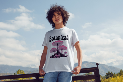 Hombre con una camiseta mirando a la cámara